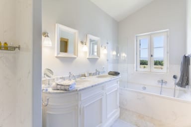 Magnificent property with heated pool for rent in Gordes