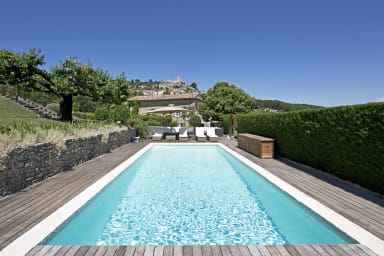 Magnifique maison en pierres à louer avec piscine chauffée en Provence