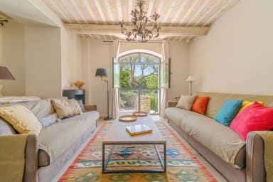 Character property to rent in Bonnieux with heated swimming pool
