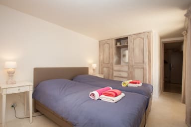 Warm and spacious stone house for rent in Ménerbes