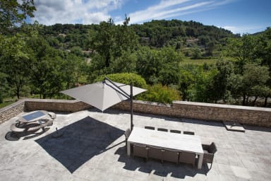 Villa to rent with views of the Luberon and heated swimming pool