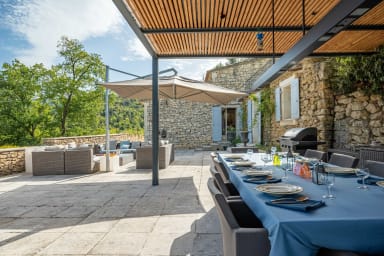 Character property to rent in Ménerbes with heated swimming pool