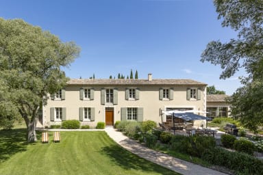 Exceptional property to rent with heated swimming pool and gym