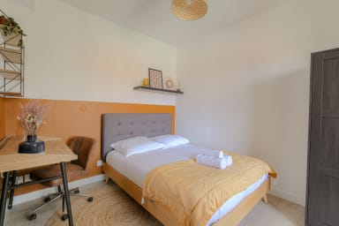Chambre double avec bureau, armoire et balcon
