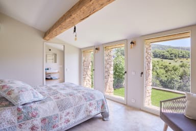 A romantic setting for a dream holiday in the Luberon at Viens