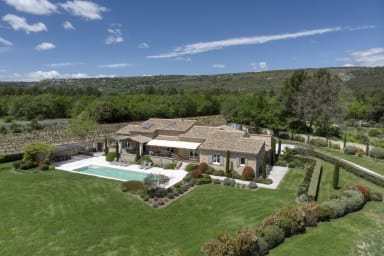 Magnificent stone house to rent with heated swimming pool in Provence