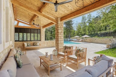 A louer magnifique propriété avec piscine chauffée à Ménerbes