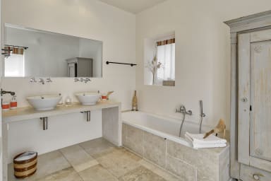 Magnificent property with heated pool for rent in Bonnieux