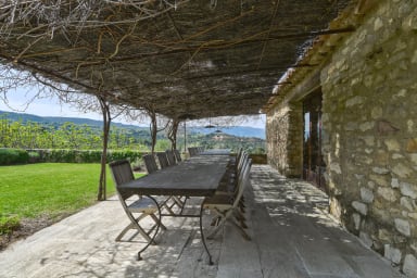 Exceptional stone house to rent in the heart of the Luberon