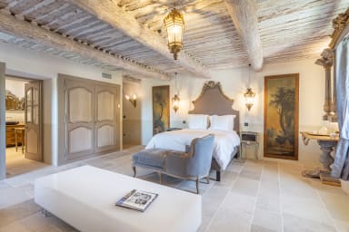 Holidays in the heart of the Luberon with heated swimming pool