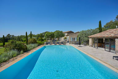 Magnifique maison en pierres à louer avec piscine chauffée en Provence