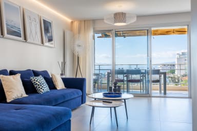 3-bedroom apartment, sea view, terrace and parking 