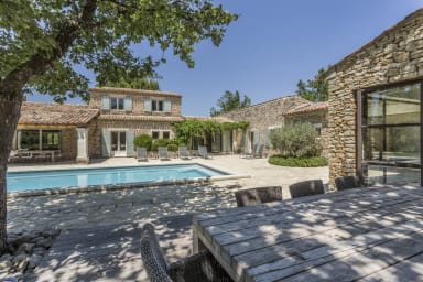 Stone house for rent in the Luberon with heated swimming pool and tennis court