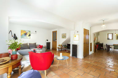 Sublime view of the Luberon from this villa for rent in Robion