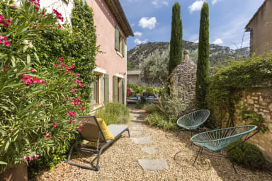 Pretty house to rent in Provence