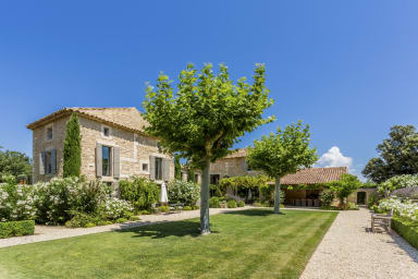 Magnifique jardin paysager pour cette villa à louer en Provence