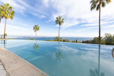 Logement d’exception Super-Cannes avec vue mer, piscines, jacuzzi, tennis