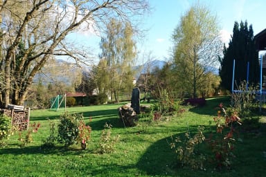 Jardin avec trampoline, cage de foot, balançoire / Garden with trampoline,...