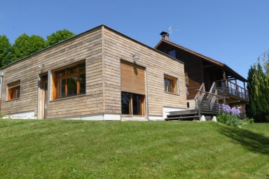 La maison vue côté extension en bois / The house viewed from the wooden...