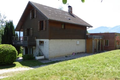 Entrée de la maison / Main entrance from the house