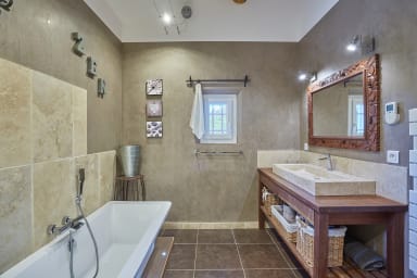 Droomvakantie met verwarmd zwembad in het hart van de Luberon in Ménerbes