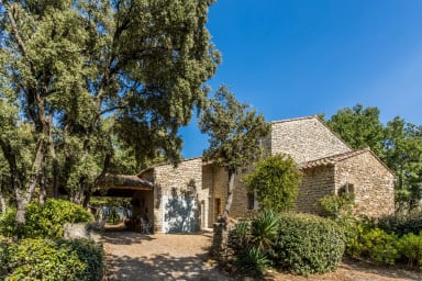 Dream holidays with heated swimming pool in the heart of Luberon