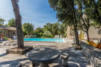 Well-being and relaxation holidays in Provence with heated swimming pool