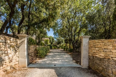 Fabulous views from this stone bastide for rent in the heart of the Luberon