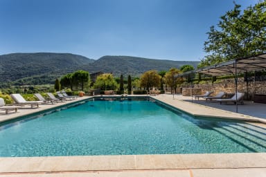 House with pool for rent in Provence