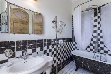 Exceptional quality of life for this villa to rent in L'Isle sur Sorgue