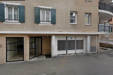 L'entrée du garage est juste à côté de la porte d'entrée d'immeuble