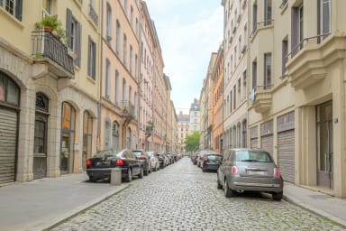 La rue tout en pavé, découvrez la ville de Lyon avec ses meilleures adresses 