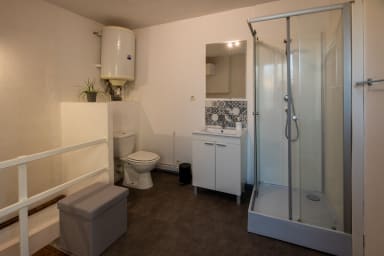 Salle de bain, avec douche et toilettes