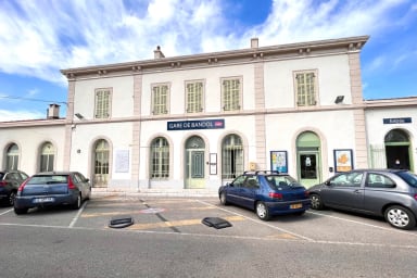 La gare de Bandol se trouve à 10 min à pieds.