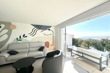 Pièce de vie face à la mer