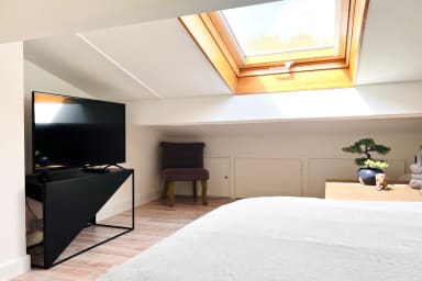 La tv dans la chambre sur la mezzanine 