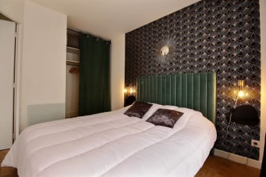 chambre. penderie et étagères de rangement
