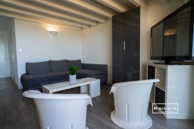Salon climatisé avec TV et WIFI, vue sur la Méditerranée.