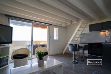 Salon climatisé avec TV et WIFI, vue sur la Méditerranée.