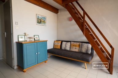 Coin salon avec TV et canapé convertible (120x190cm)