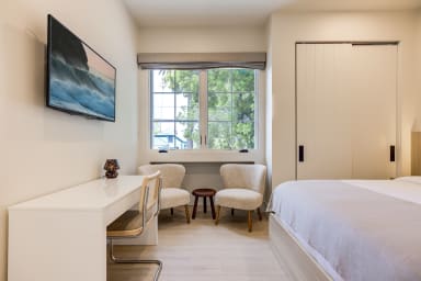 King-size bed, sleeps 2, Sony Smart TV