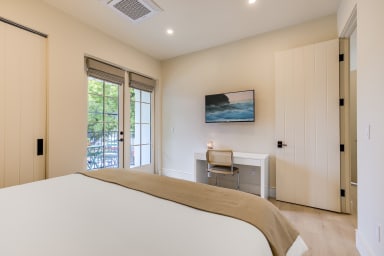 King-size bed, sleeps 2, Sony Smart TV