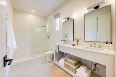 Bathroom with rain shower and high-end toiletries