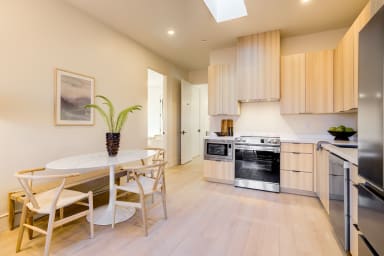 Full kitchen: Nespresso, fridge, stove/oven, plates and utensils,dishwasher