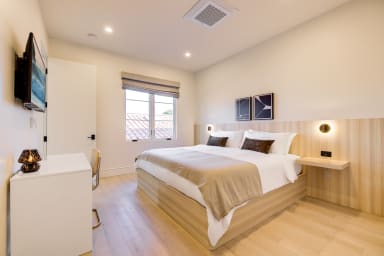 King-size bed, sleeps 2, Sony Smart TV