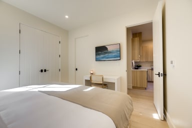 King-size bed, sleeps 2 (Cool Gel Chill memory foam mattress)