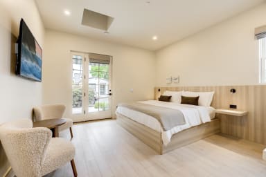 King-size bed, sleeps 2 and Kitchenette with Nespresso and Mini Fridge