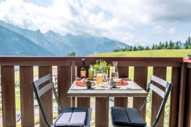 balcon au soleil pour petit déjeuner estival vue montagne grandiose
