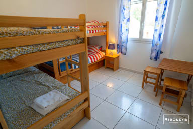 Chambre familiale avec 2 lits simples et 2 lits superposés en 90cm