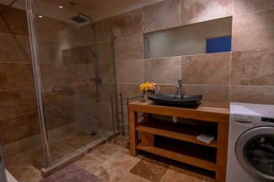 Salle de bain 1 / Bathroom 1